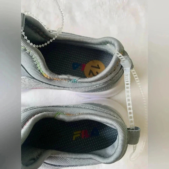 NEW FILA SHOWS GIRLS SIZE 12 - Picture 4 of 5